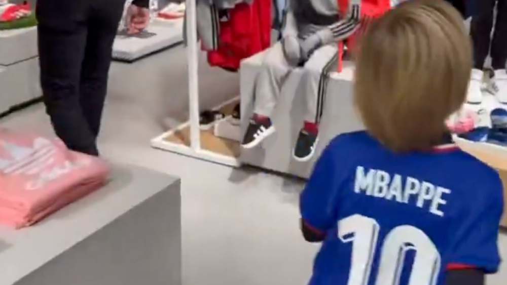 El hijo de Xavi Hernández con la camiseta de Kylian Mbappé.