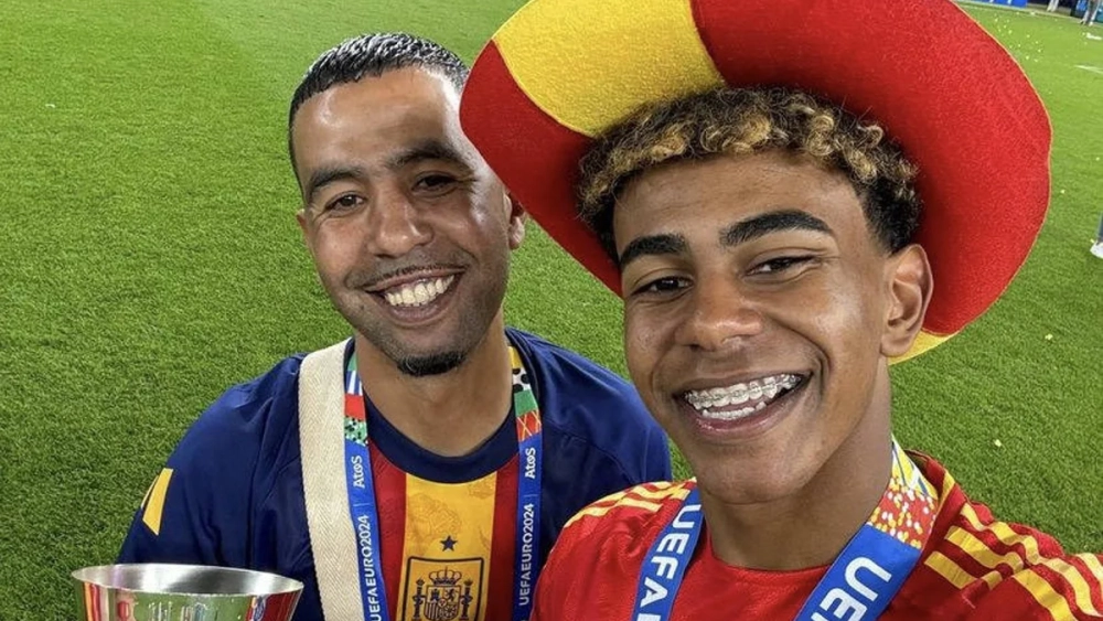 Lamine Yamal y su padre celebrando la Eurocopa.