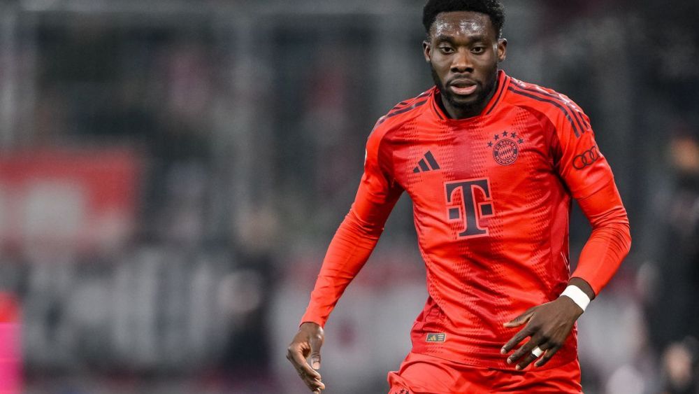 Alphonso Davies durante un partido con el Bayern de Múnich. 