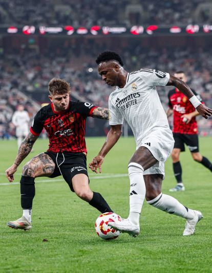 Vinícius Júnior regateando a los jugadores del Mallorca. 