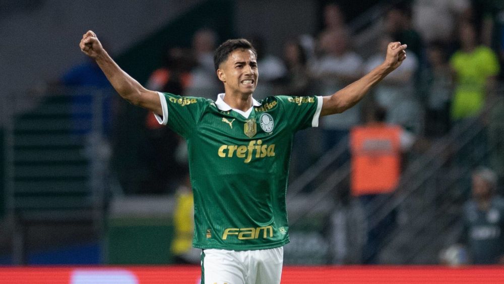 Vitor Reis durante un partido con el Palmeiras. 