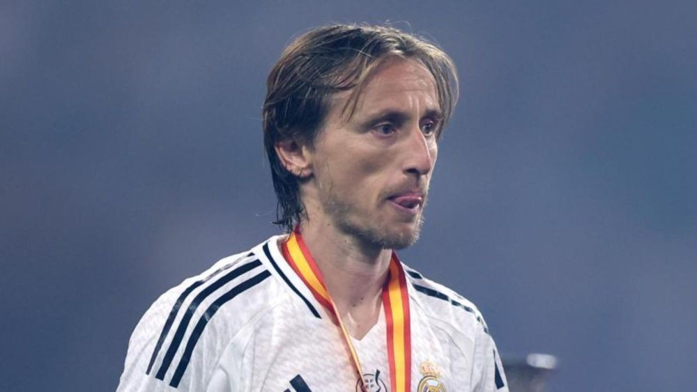 Modric en la ceremonia de trofeos