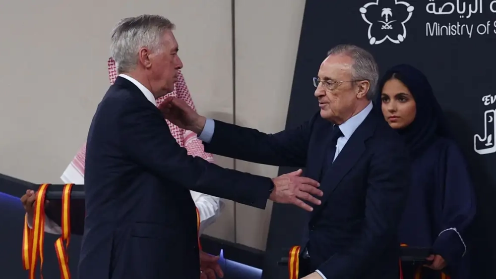 Ancelotti y Florentino en la ceremonia de trofeos