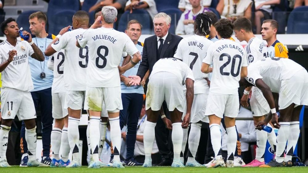 Carlo Ancelotti hablando con los jugadores del Real Madrid.