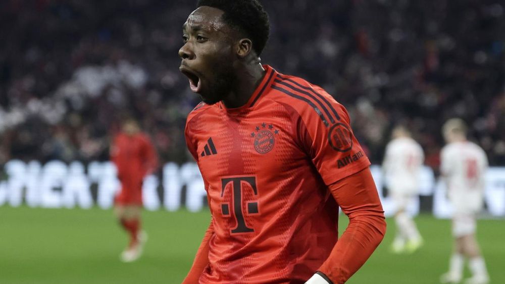 Alphonso Davies celebrando un gol con el Bayern de Múnich.