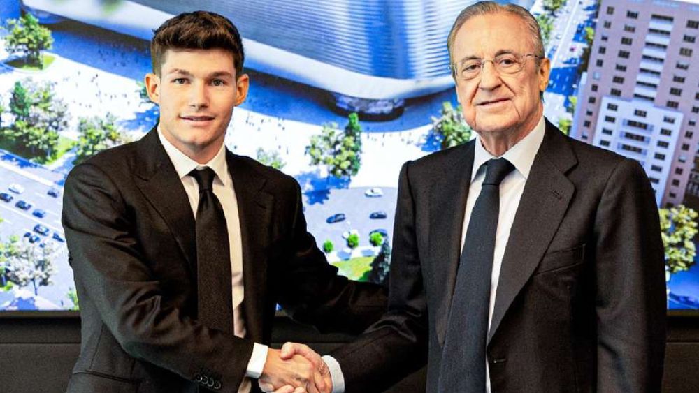 Fran García y Florentino Pérez, en la firma de contrato del jugador con el Real Madrid en 2023.