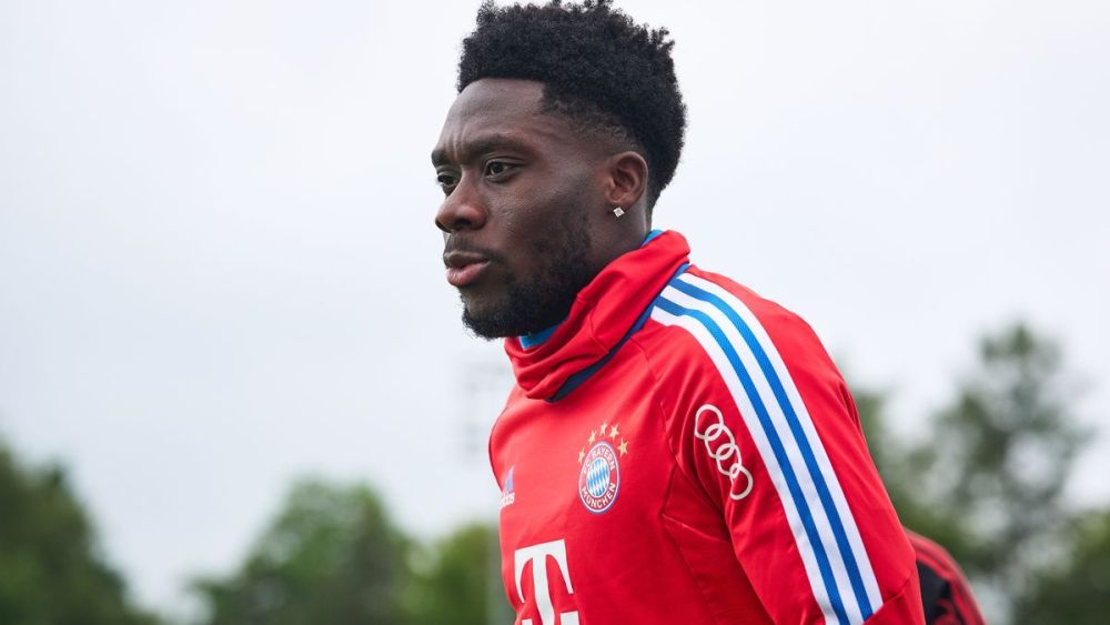 Alphonso Davies habría decidido renovar su compromiso con el Bayern de Múnich.