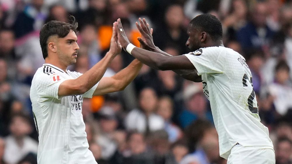 Raúl Asencio y Antonio Rüdiger, la pareja de centrales titular actual del Madrid.