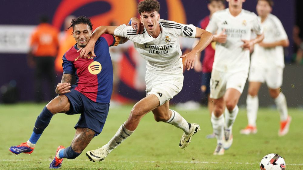 Jacobo Ramón cortando una jugada en el Clásico de pretemporada