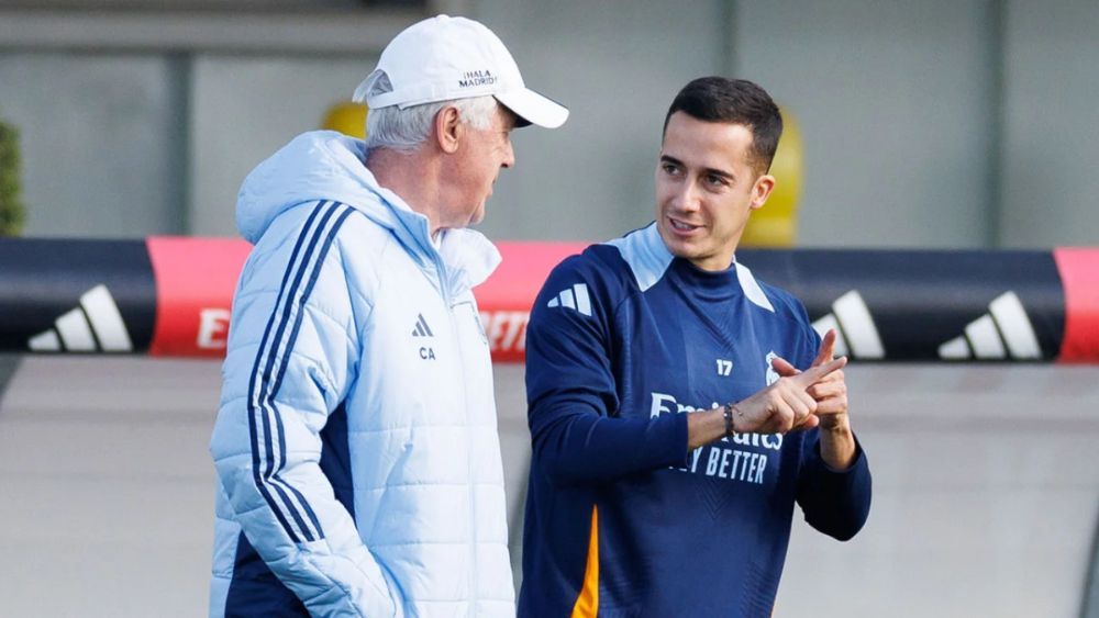 Carlo Ancelotti y Lucas Vázquez, en un entrenamiento del Real Madrid durante esta temporada.