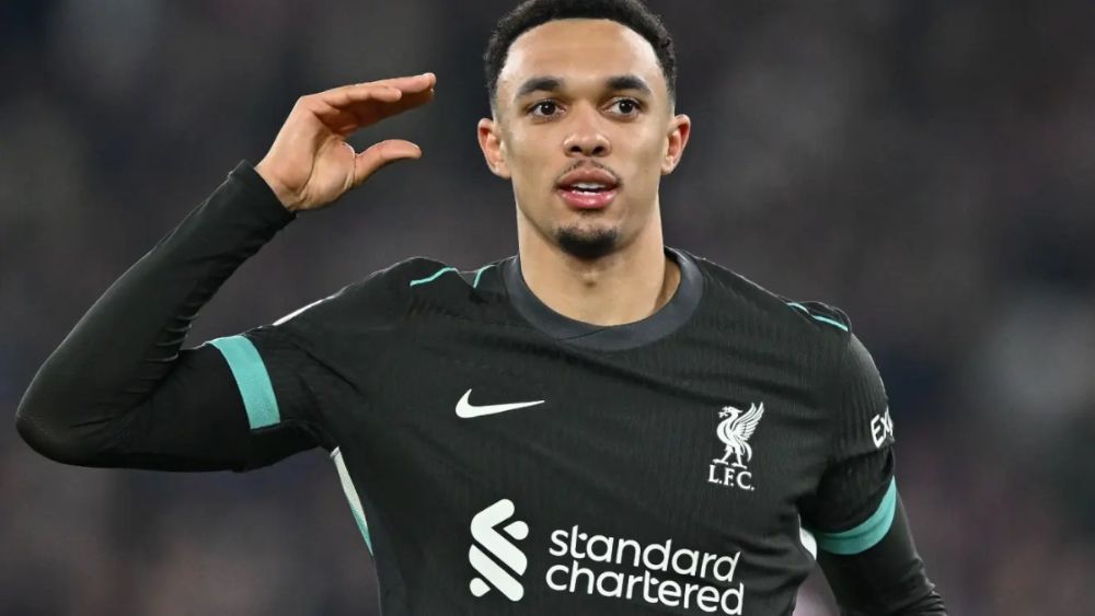 Trent Alexander-Arnold, objetivo del Real Madrid, celebrando un gol con el Liverpool en un partido reciente de la Premier League.