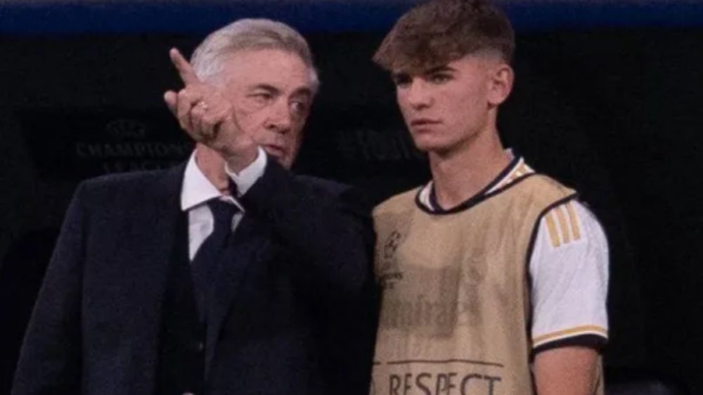 Carlo Ancelotti, dando instrucciones a Nico Paz, antes de que éste saliera a un partido del Madrid del pasado curso.