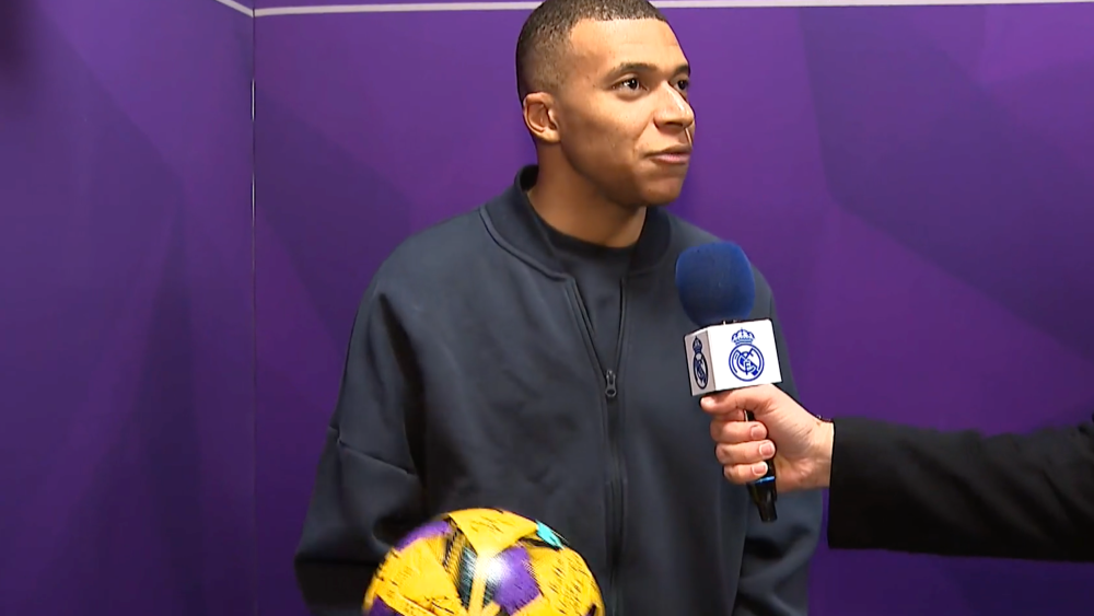 Kylian Mbappé atendió al micrófono de Real Madrid TV con el balón del partido firmado.