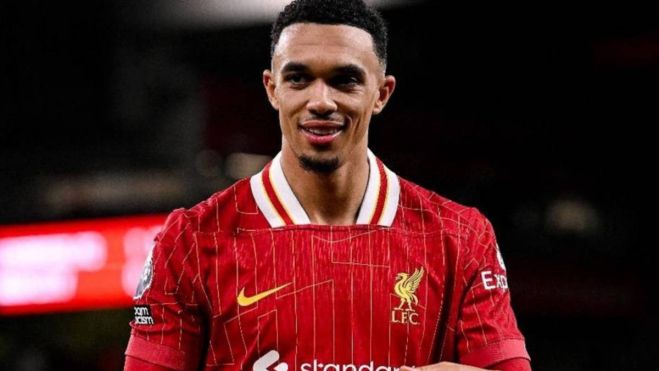 Alexander-Arnold jugando un partido con el Liverpool. 