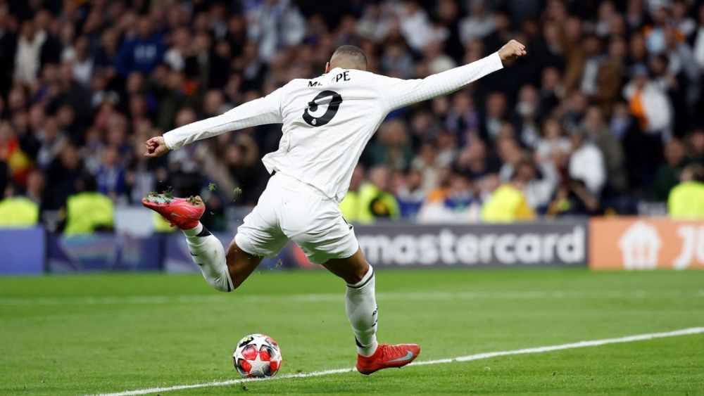 Kylian Mbappé, con el balón, se prepara para anotar el tanto que marcó contra el Salzburgo en Champions la semana pasada.