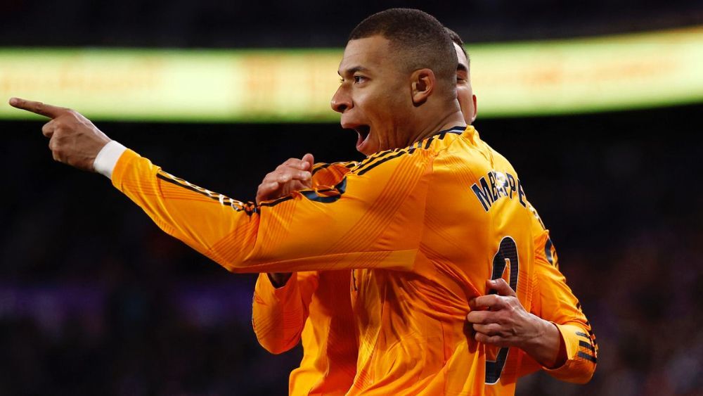 Kylian Mbappé, con Dani Ceballos, celebrando uno de sus tantos ante el Valladolid el sábado pasado.