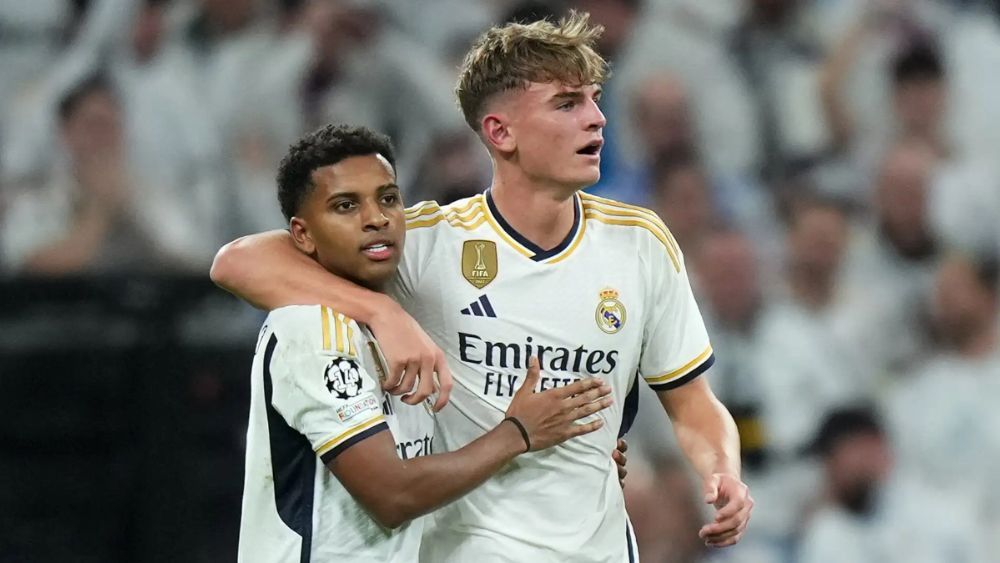 Nico Paz, con Rodrygo Goes, celebrando un gol del Real Madrid en un partido de la temporada pasada.