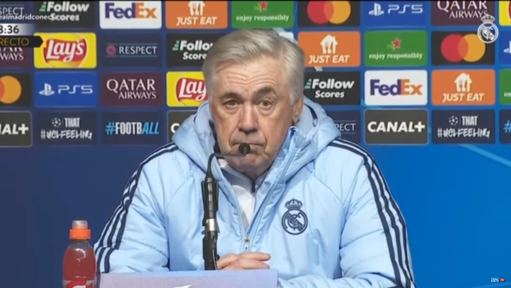 Ancelotti atento en rueda de prensa de Champions