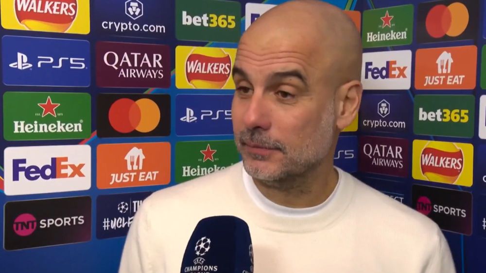 Guardiola atendiendo a las TV con derechos después del Manchester City Brujas