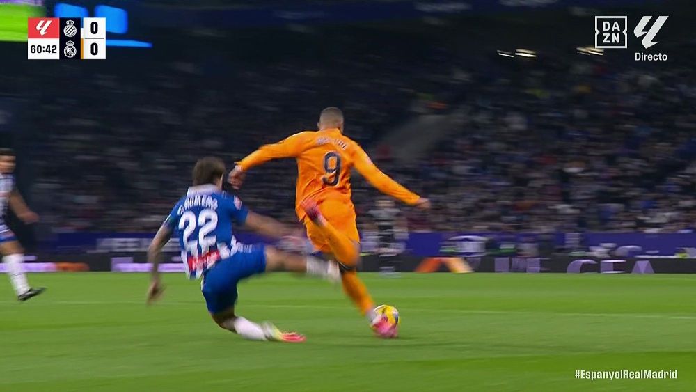 Escándalo en el RCDE Stadium: entrada criminal sobre Mbappé, que acaba muy tocado, y no fue roja