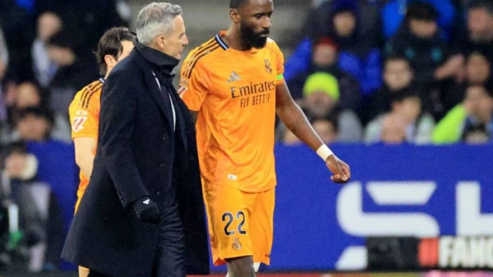 Antonio Rüdiger saliendo lesionado del terreno de juego 