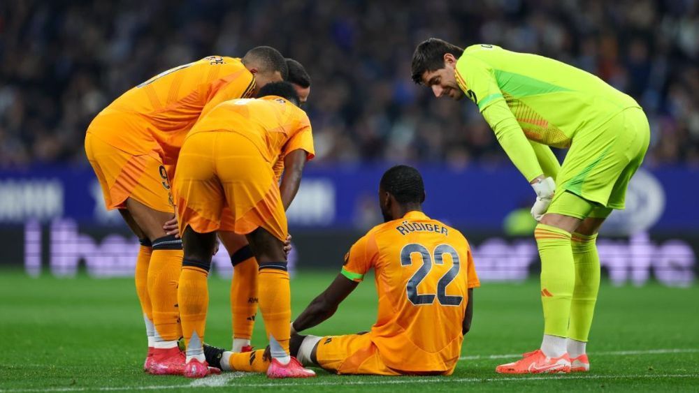 Antonio Rüdiger se retiró lesionado al cuarto de hora del partido ante el Espanyol después de sufrir molestias musculares.