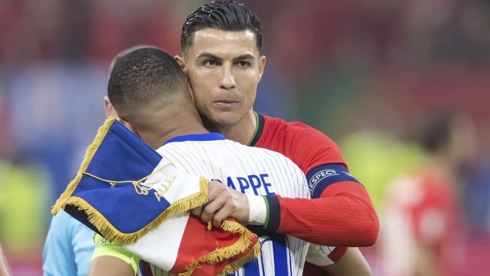 Cristiano Ronaldo, abrazándose con Kylian Mbappé, en un partido entre Portugal y Francia.