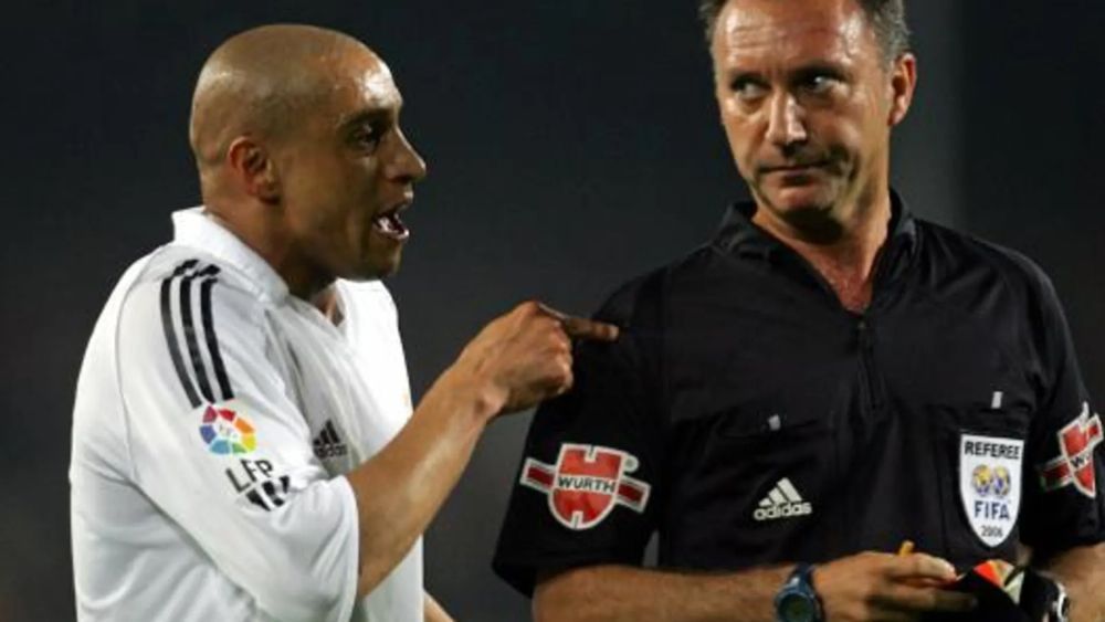 Medina Cantalejo, en activo, durante un partido del Real Madrid, junto a Roberto Carlos.