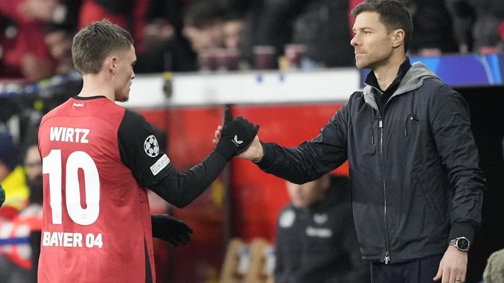 Florian Wirtz y Xabi Alonso, en un partido del Leverkusen durante esta temporada.