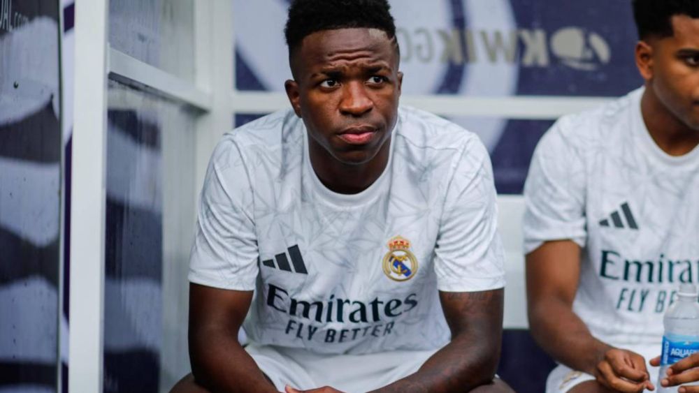 Vinicius serio en el banquillo