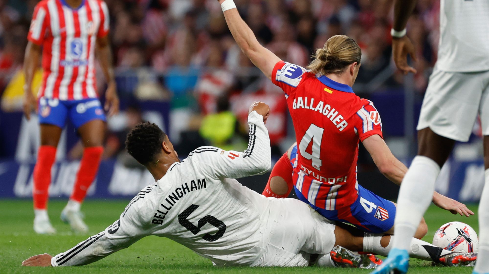 Jude Bellingham y disputando un balón con Conor Gallagher en el Atlético de Madrid - Real Madrid.