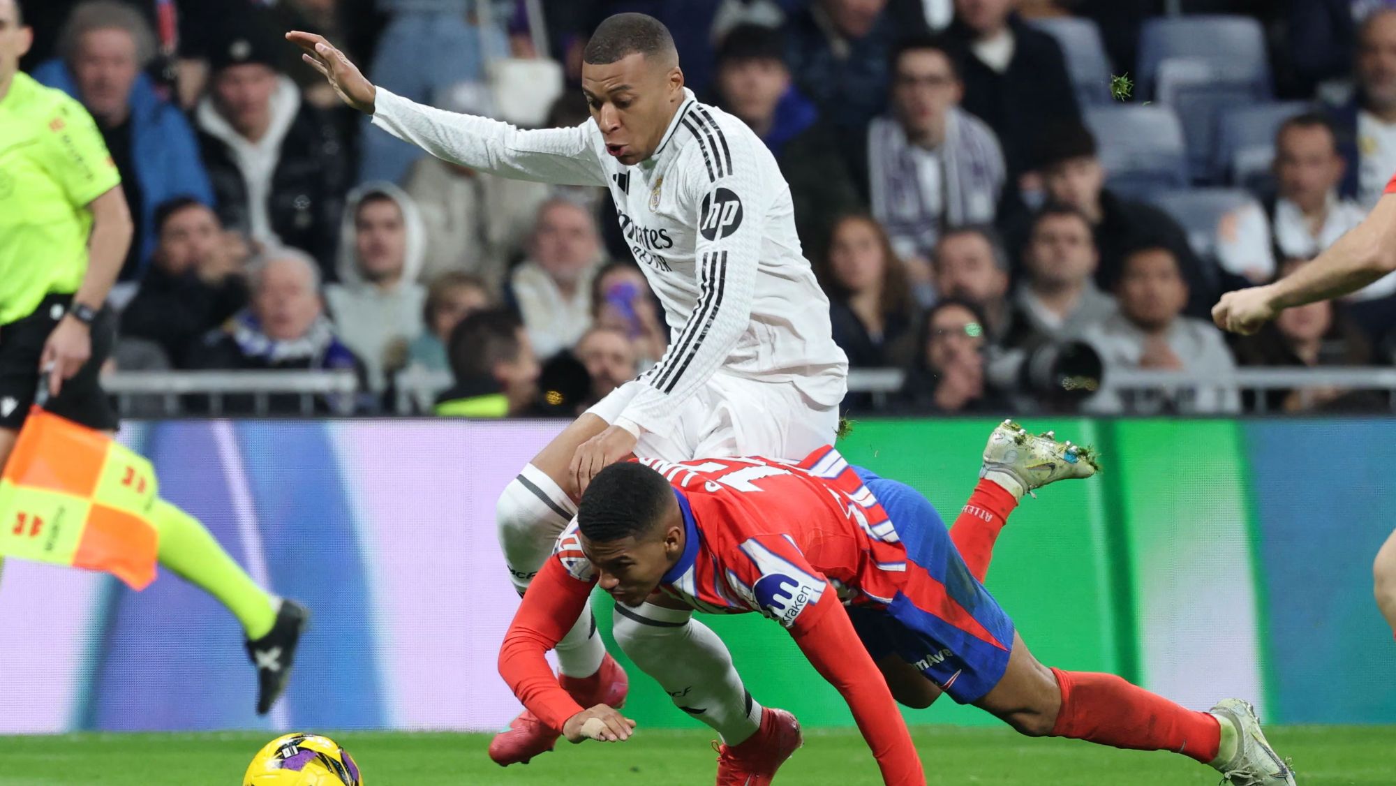 Kylian Mbappé, en un jugada del derbi contra el Atlético.