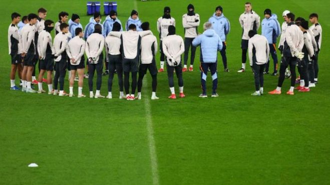 Charla de Carlo Ancelotti en el entrenamiento de Manchester.