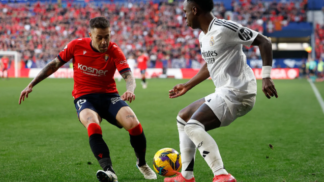 Vinícius Júnior regateando a un jugador del Osasuna. 