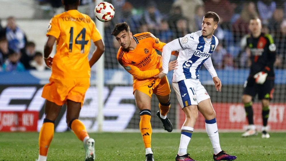 Raúl Asencio cortando un balón en el partido ante el Leganés