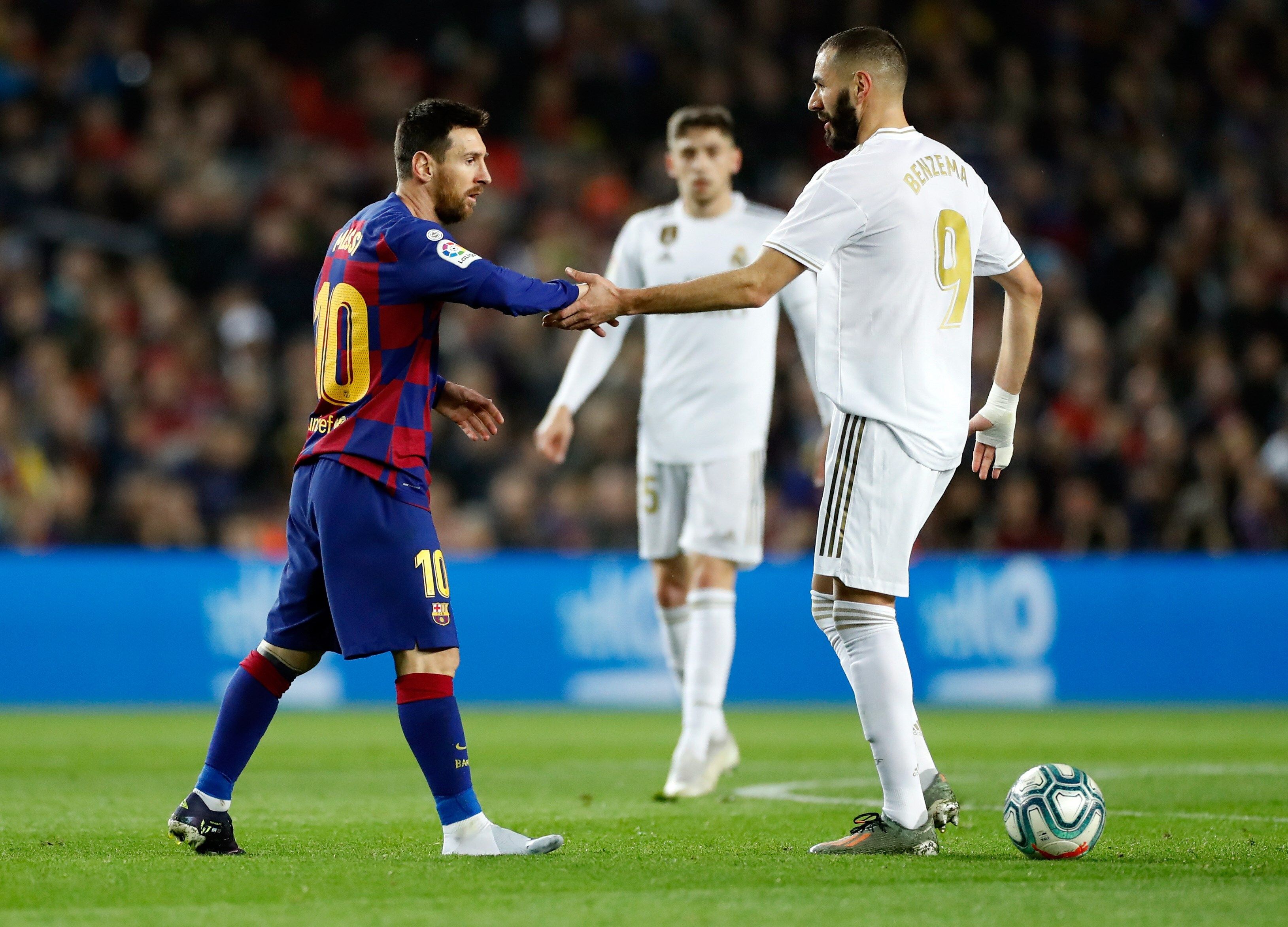 Karim Benzema y Lionel Messi enfrentándose en un Clásico