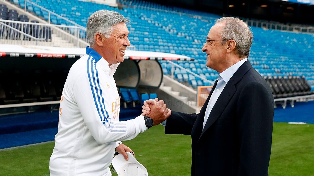 Carlo Ancelotti y Florentino Pérez se dan la mano