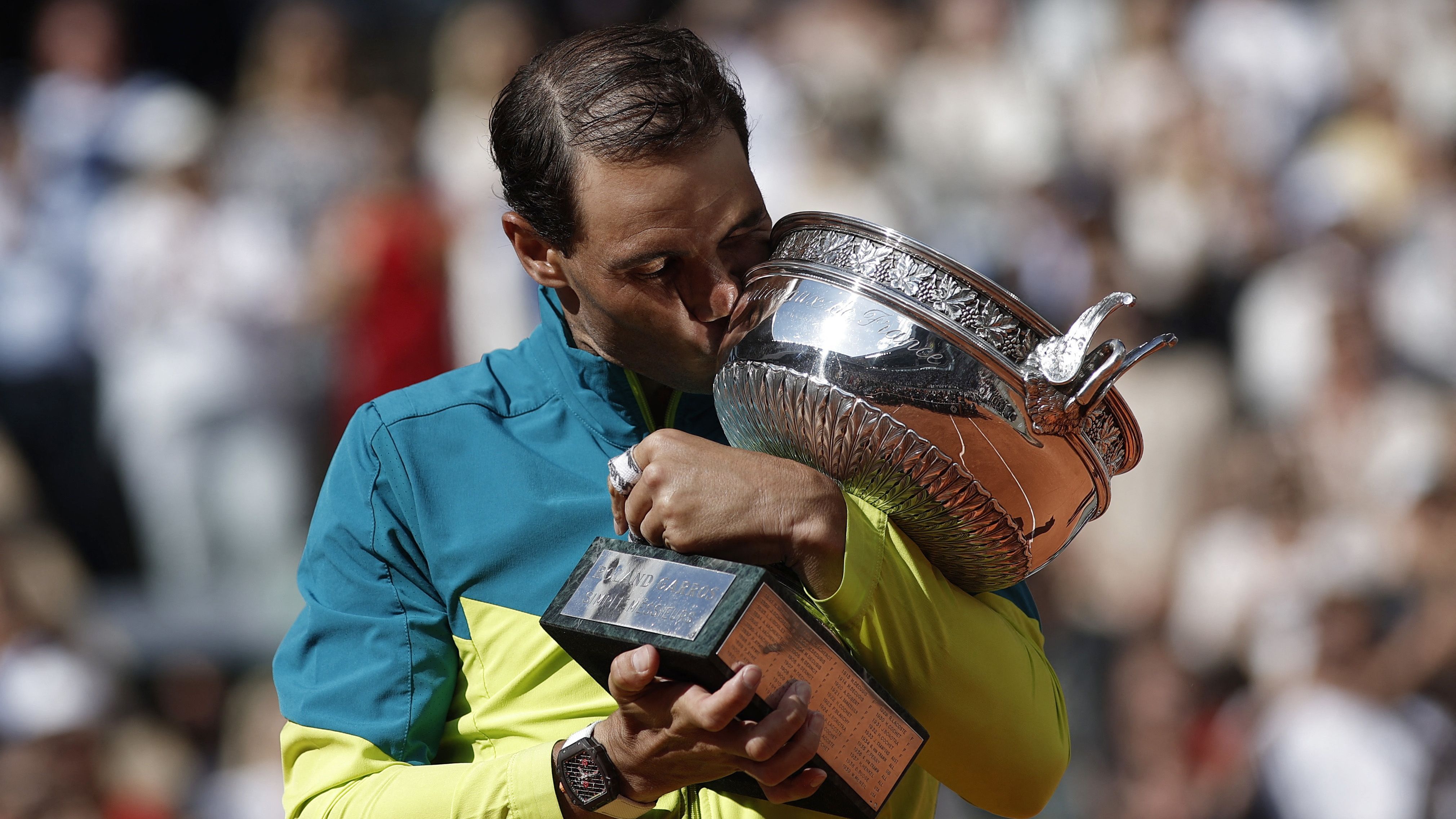 Rafael Nadal abraza su 14 Roland Garros