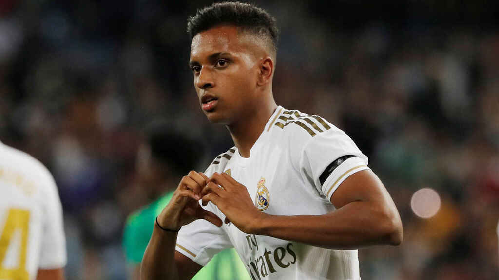 Rodrygo dedicando un gesto cariñoso a su novia 