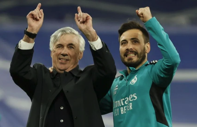 Carlo Ancelotti y su hijo Davide tras un partido