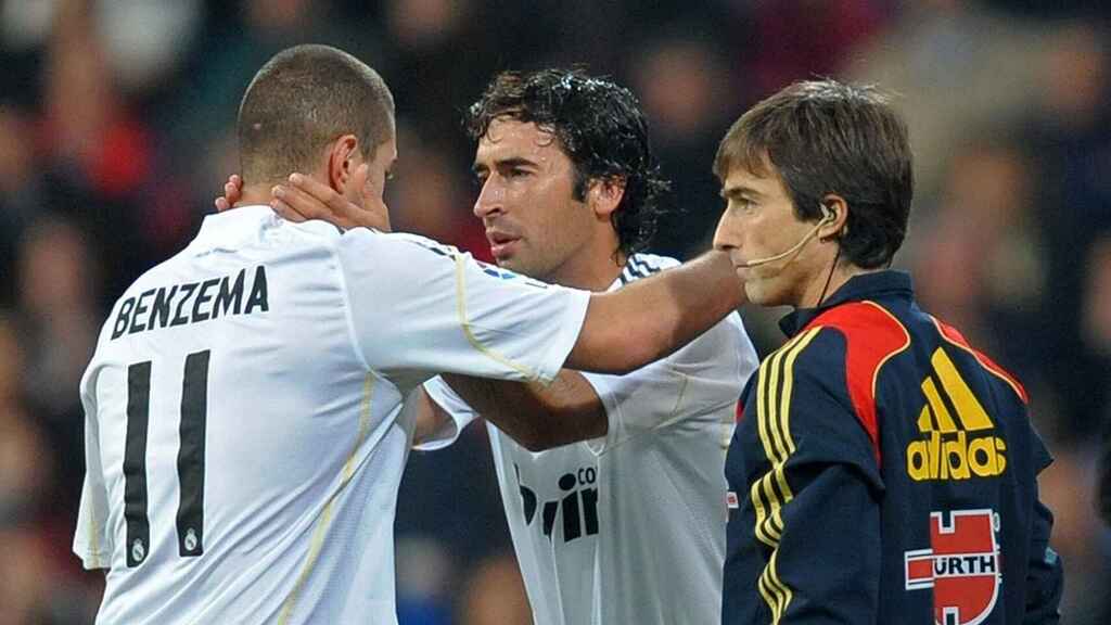 Raúl y Benzema durante un cambio en un partido