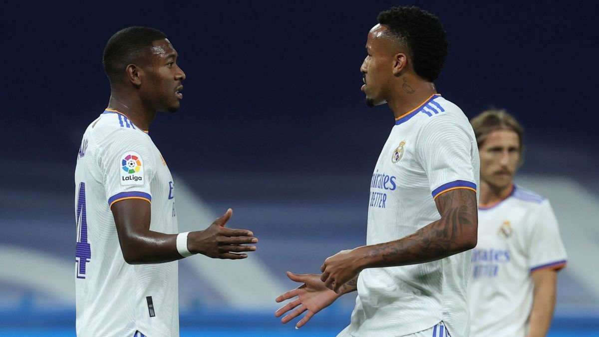 David Alaba y Eder Militao conversan durante un partido del Real Madrid