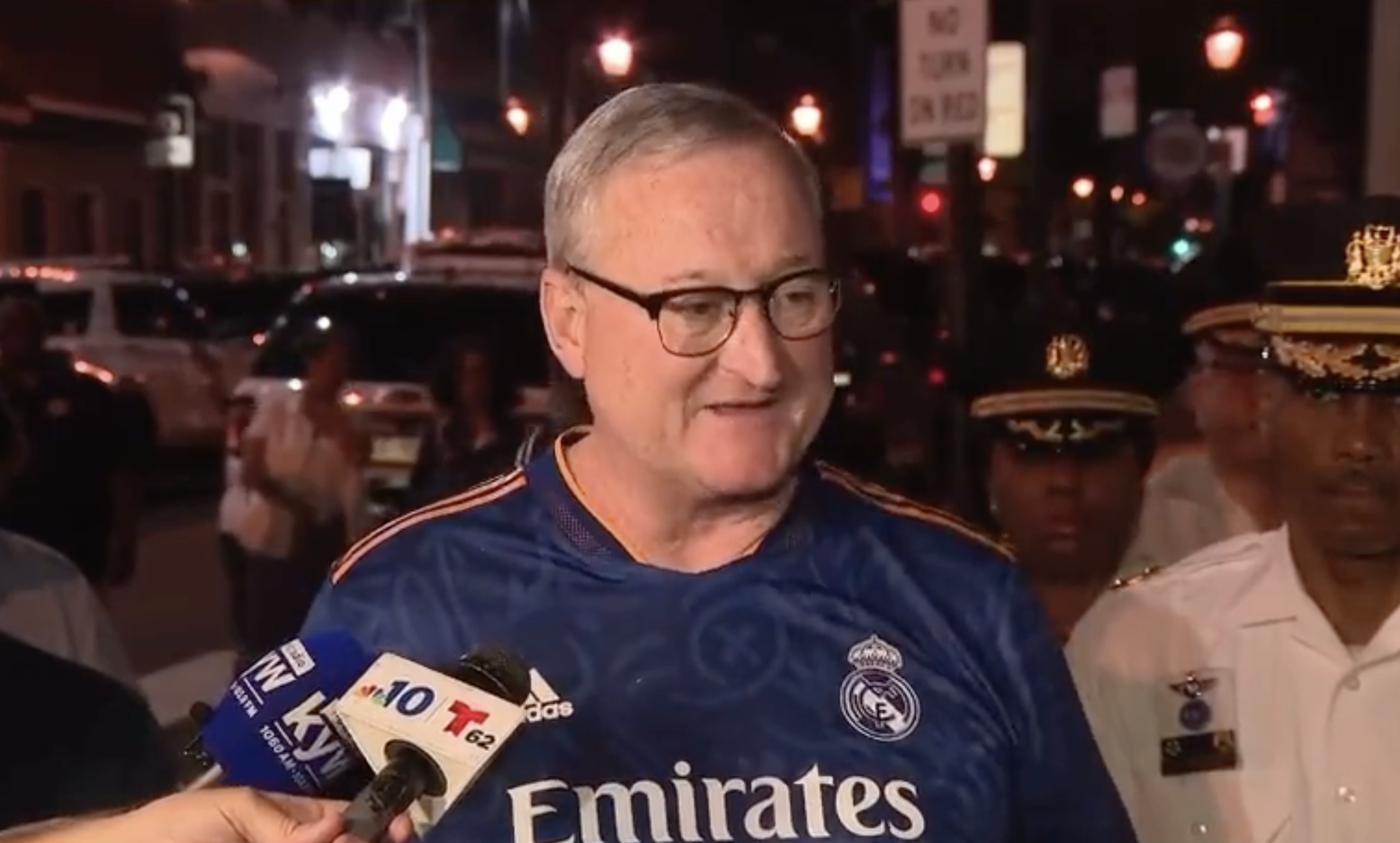 El alcalde Jim Kenney haciendo las declaraciones con el Real Madrid