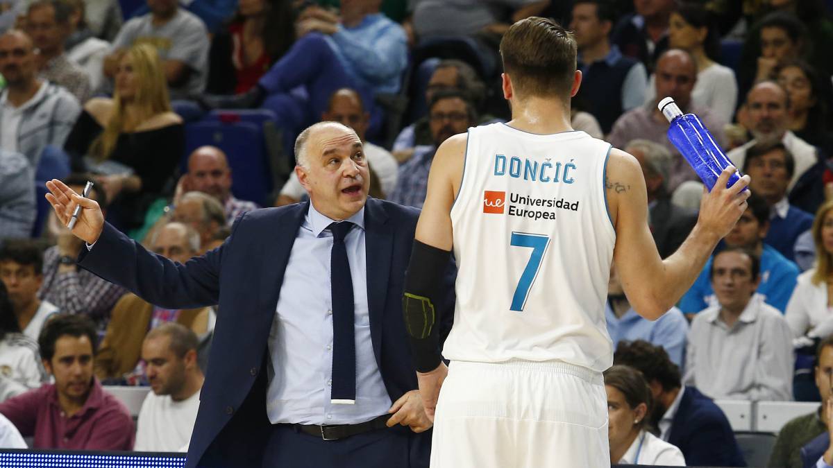 Pablo Laso dando órdenes a Luka Doncic en su etapa en el Real Madrid