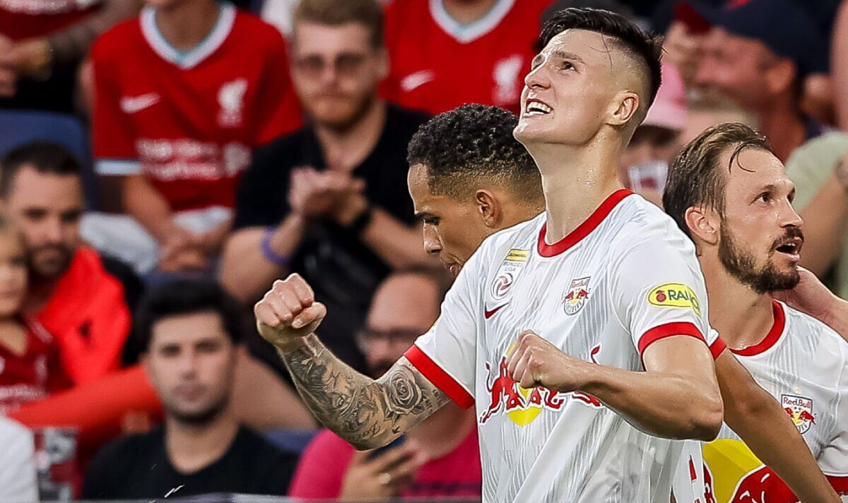 Benjamin Sesko celebrando un gol con el Red Bull Salzburgo