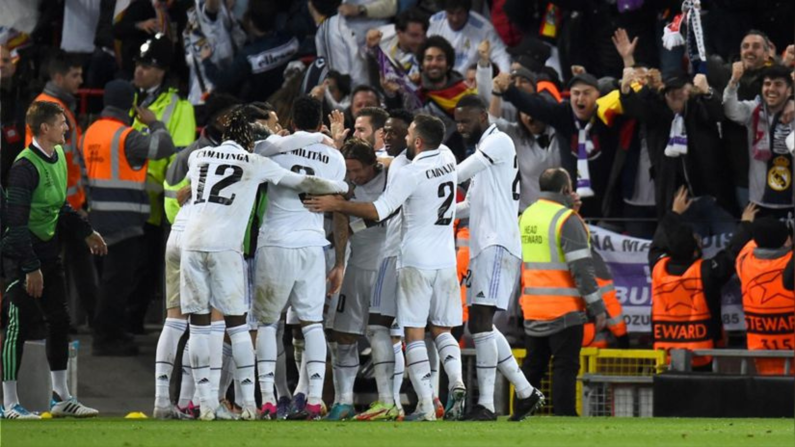 El Real Madrid celebra uno de sus goles en Anfield 