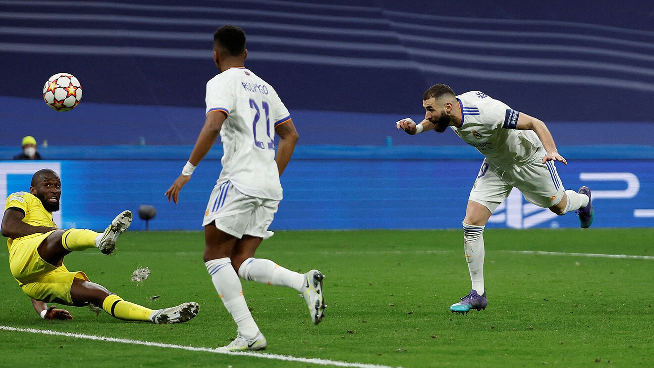 Benzema anotando uno de los goles en la eliminatoria contra el Chelsea la temporada pasada