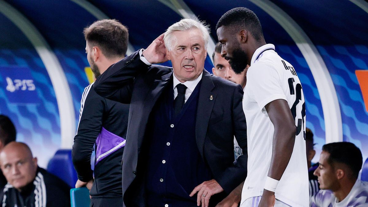 Rüdiger charla con Carlo Ancelotti en la banda 