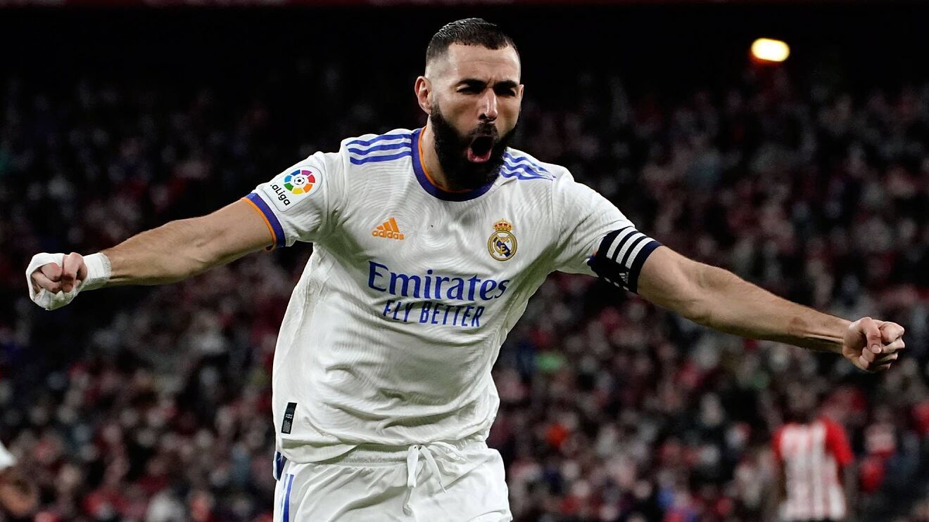 Benzema celebrando un gol ante el Athletic en San Mamés