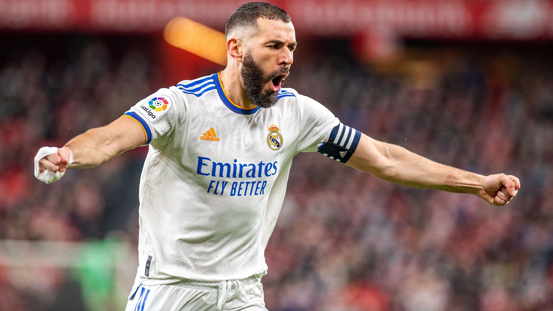 Karim Benzema celebrando un gol con la elástica blanca